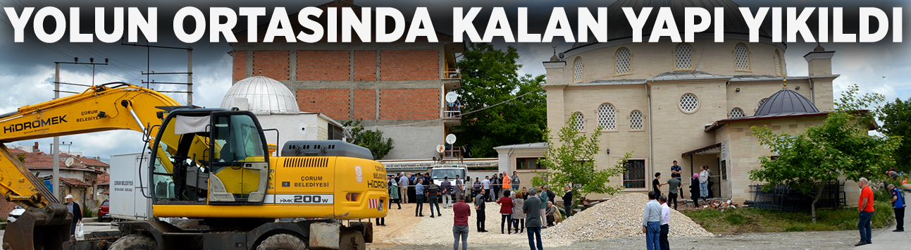 Yolun ortasında kalan yapının yıkımına başlandı