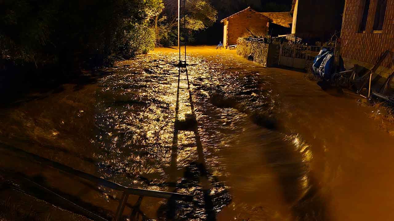 Corumda Saganak Aniden Bastirdi Sel Sulari Taslari Yerinden Soktu 17258399111211 3