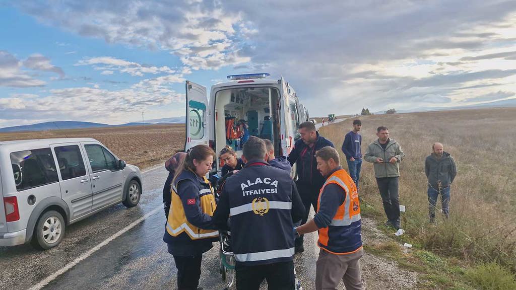 Corumda Tir Ile Isci Servisi Carpisti 1 Olu 14 Yarali