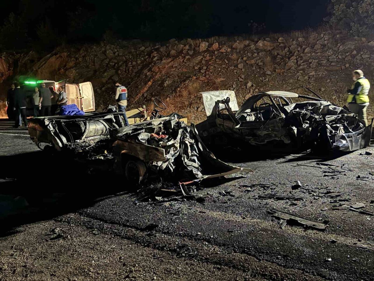 Alev Topuna Donen Otomobillerden Geriye Demir Yiginlari Kaldi 8591Eb3Ef2D6