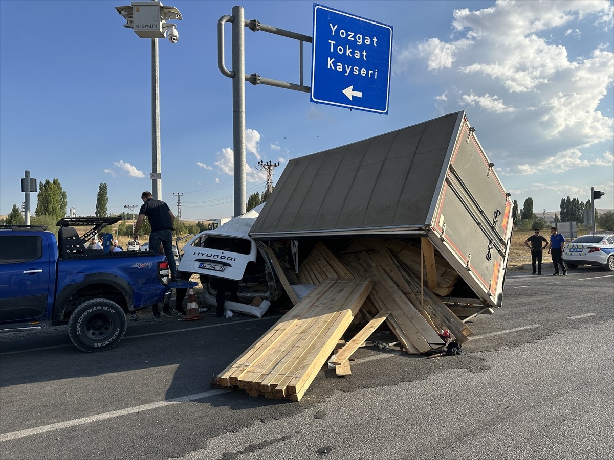 Corum 039 Un Alaca Ilcesinde Kamyonetle Minibusun Carpistigi Kazada 5 Kisi Yaralandi 491658