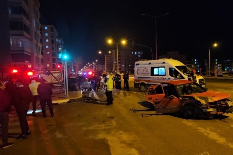 1881871 Corum Da Carpisan Iki Otomobildeki 4 Kisi Yaralandi 696E804Ac20A1