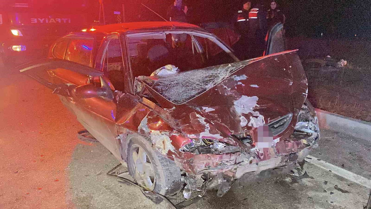 Corum Da Iki Otomobilin Carpismasi Neticesinde Meydana Gelen Trafik Kazasinda 3 039 U Cocuk 8 Kisi 590040