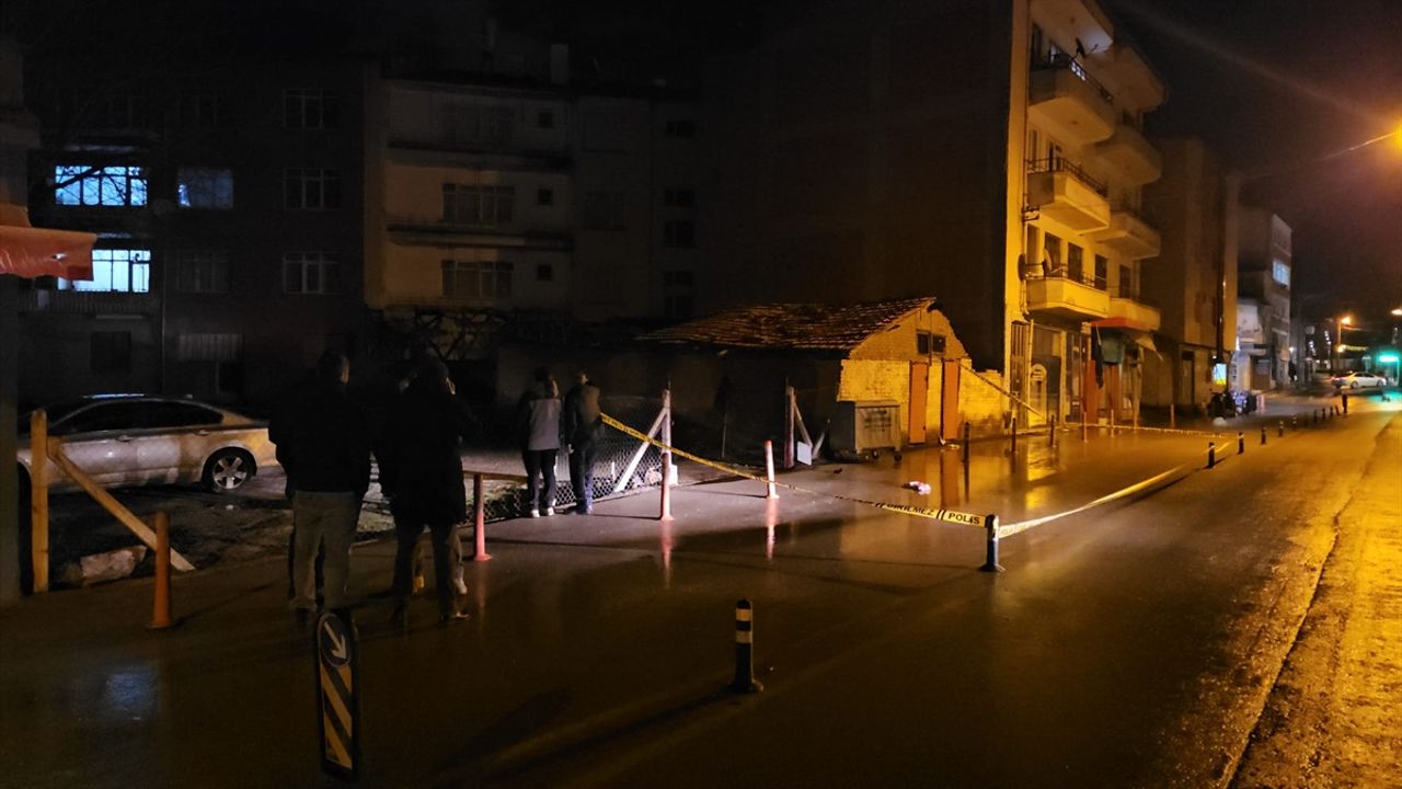 Corumda Silahli Saldirida Iki Kisi Yaralandi