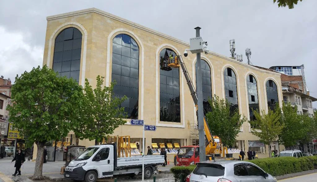 Ahlatcı'nın yeni binası göz kamaştırıyor