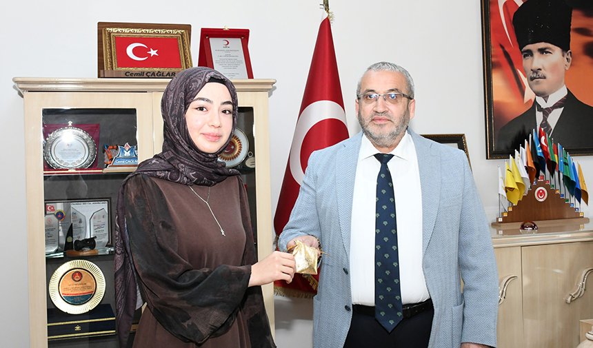 Cemil Çağlar’dan Türkiye  birincisi öğrenciye ödül