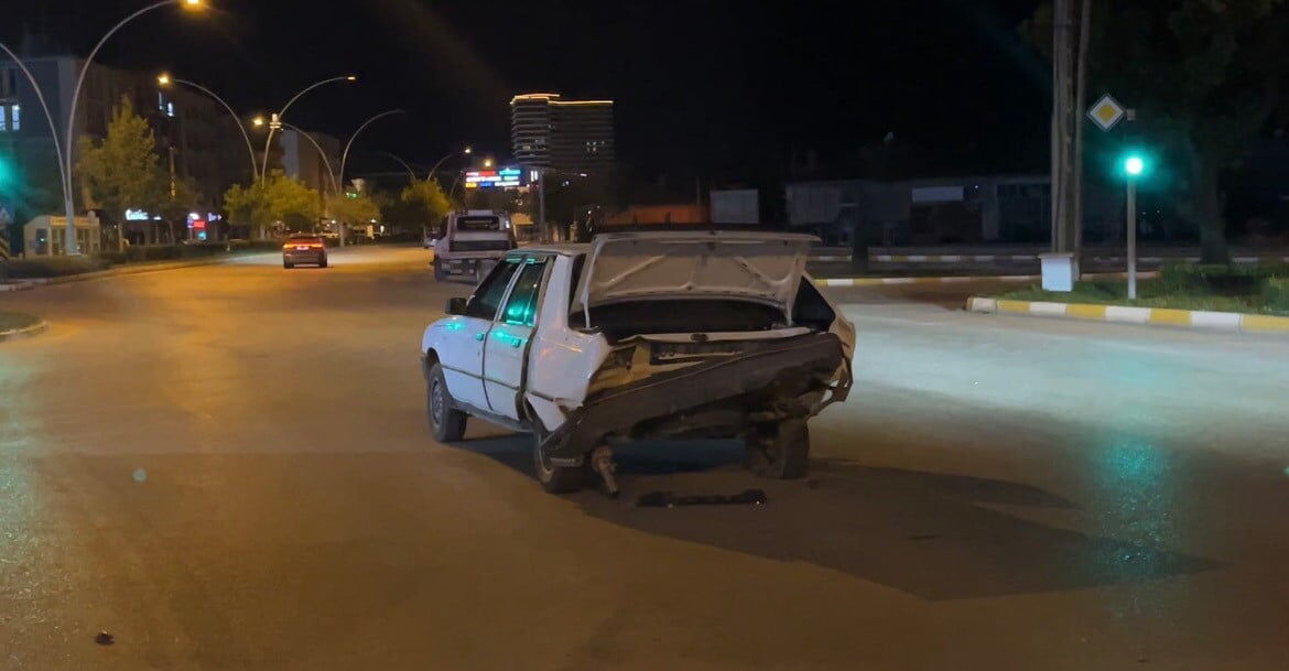 Corum Da Kirmizi Isikta Bekleyen Otomobile Arkadan Carpan Aracin Surucusu Otomobili Olay Yerinde 725002