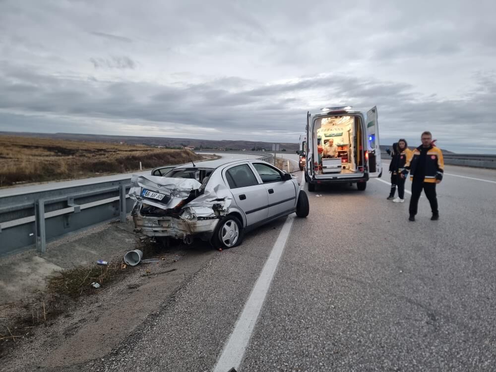Direksiyon hakimiyetini kaybeden araç bariyerlere çarptı
