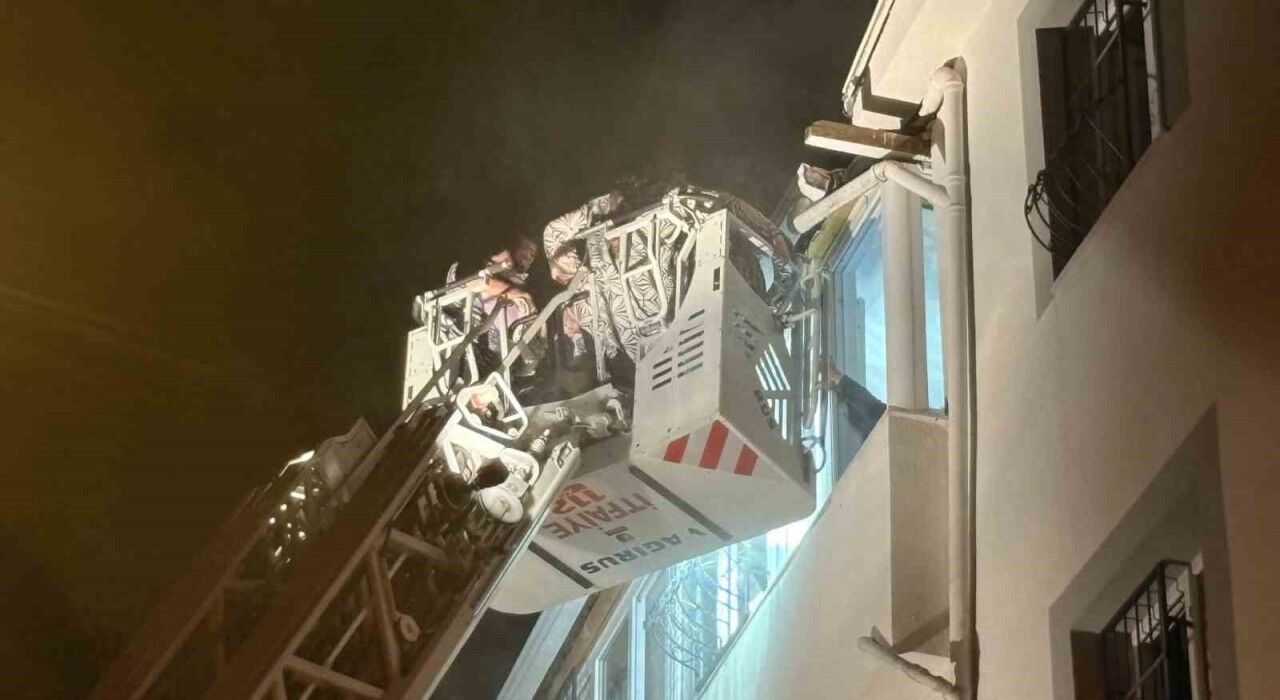 Corumda Alevlerin Sardigi Apartman Dairesinde Mahsur Kalan 7 Kisi Itfaiye Merdiveniyle Kurtarildi 1789242844