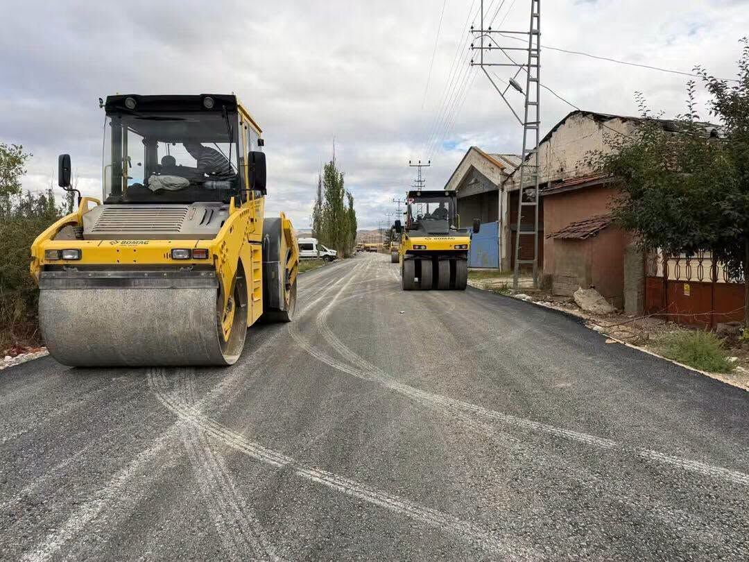 Çorum'da bu köyün yoluna 2 km'lik sıcak asfalt seriliyor