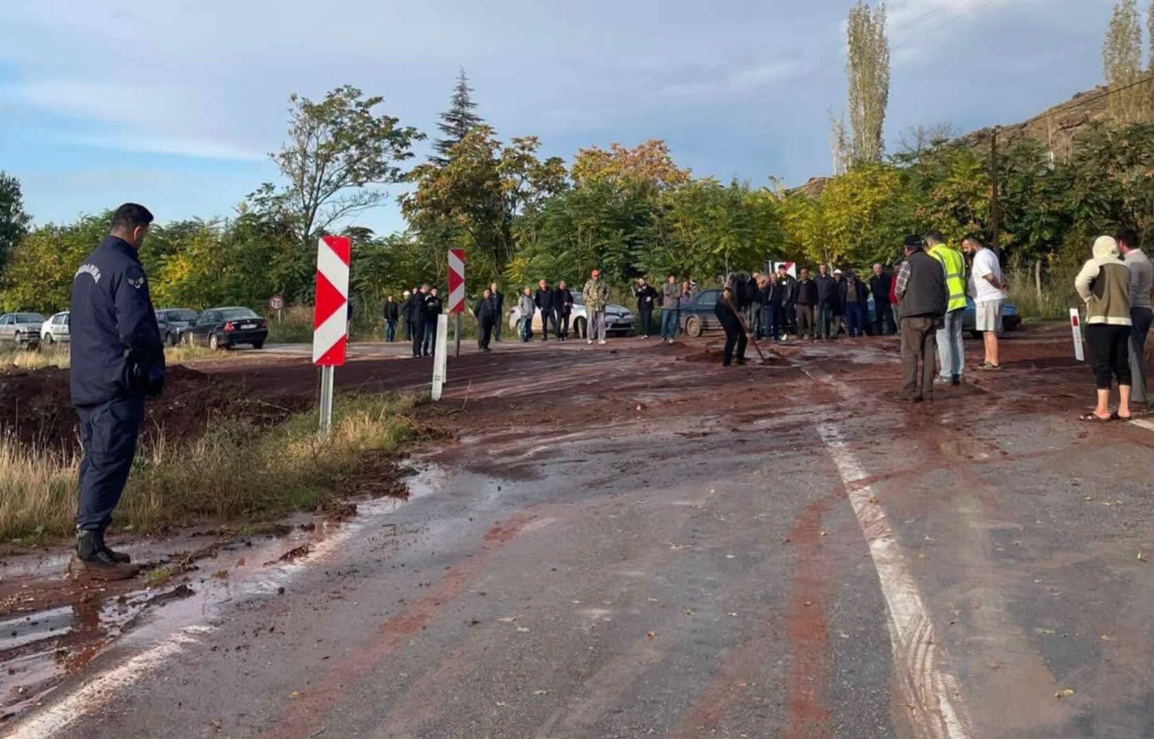 Çorum'da sağanak yağış ulaşımı olumsuz etkiledi