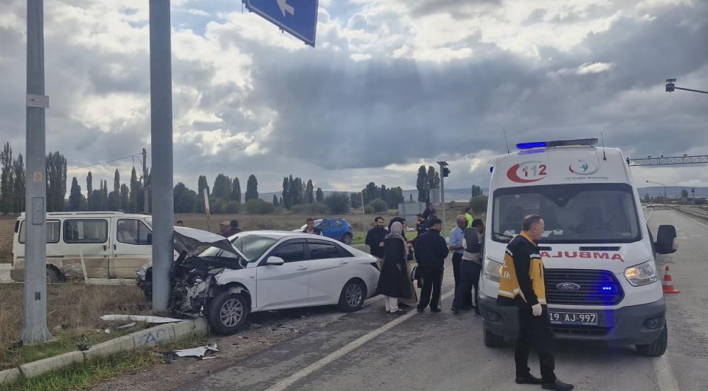 Çorum'da minibüs otomobille çarpıştı: 6 yaralı