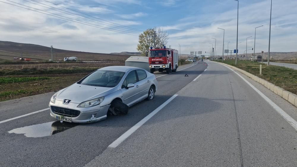 İki araç sanayi kavşağında çarpıştı