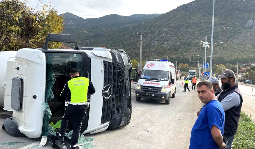 Freni boşalan beton mikseri otomobile çarpıp devrildi