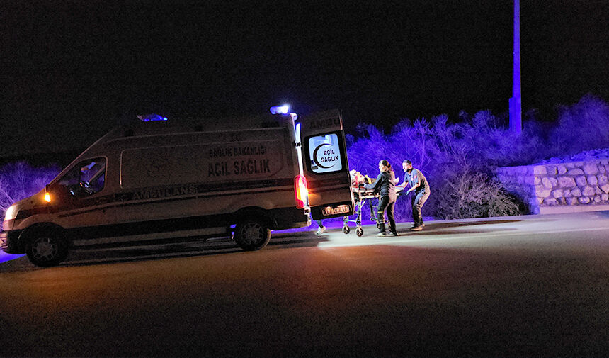 Şarampole devrilen motosikletteki çift yaralandı