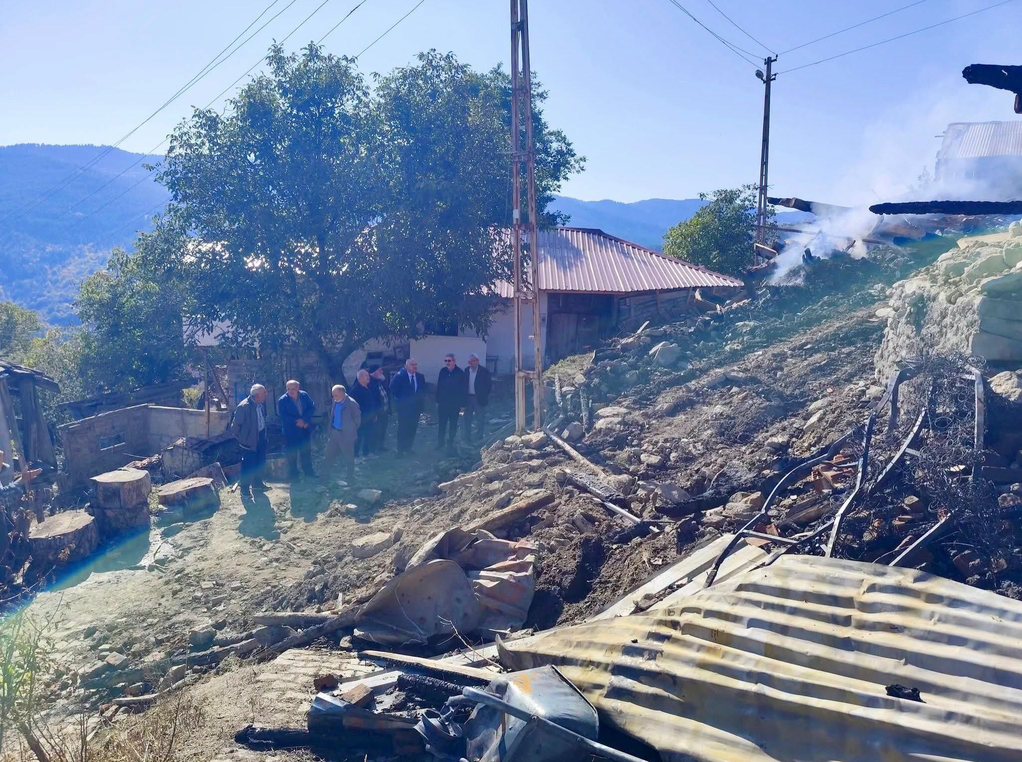 Kaymakam yangın çıkan köyde incelemelerde bulundu