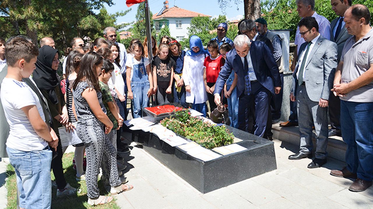 Şehit Aybüke öğretmen mezarı başında anıldı
