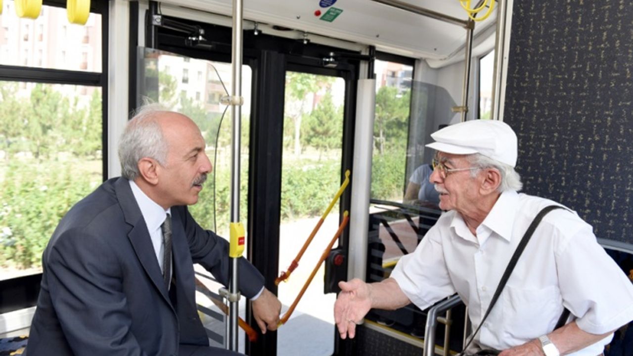 Halk otobüsünde  vatandaşla yolculuk