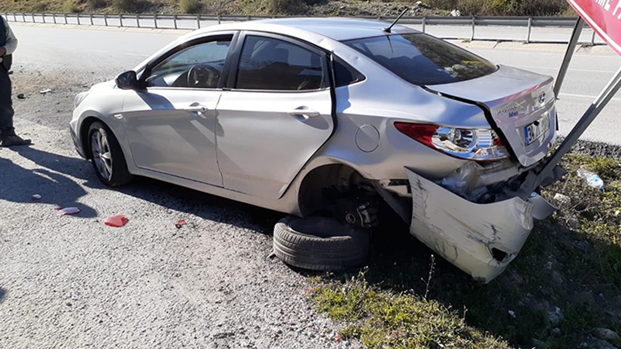 Kontrolden çıkan otomobil bariyerlere çarptı