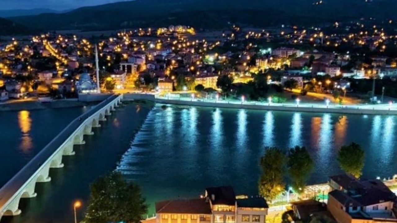 Tarihi köprüye aydınlatma ödeneği