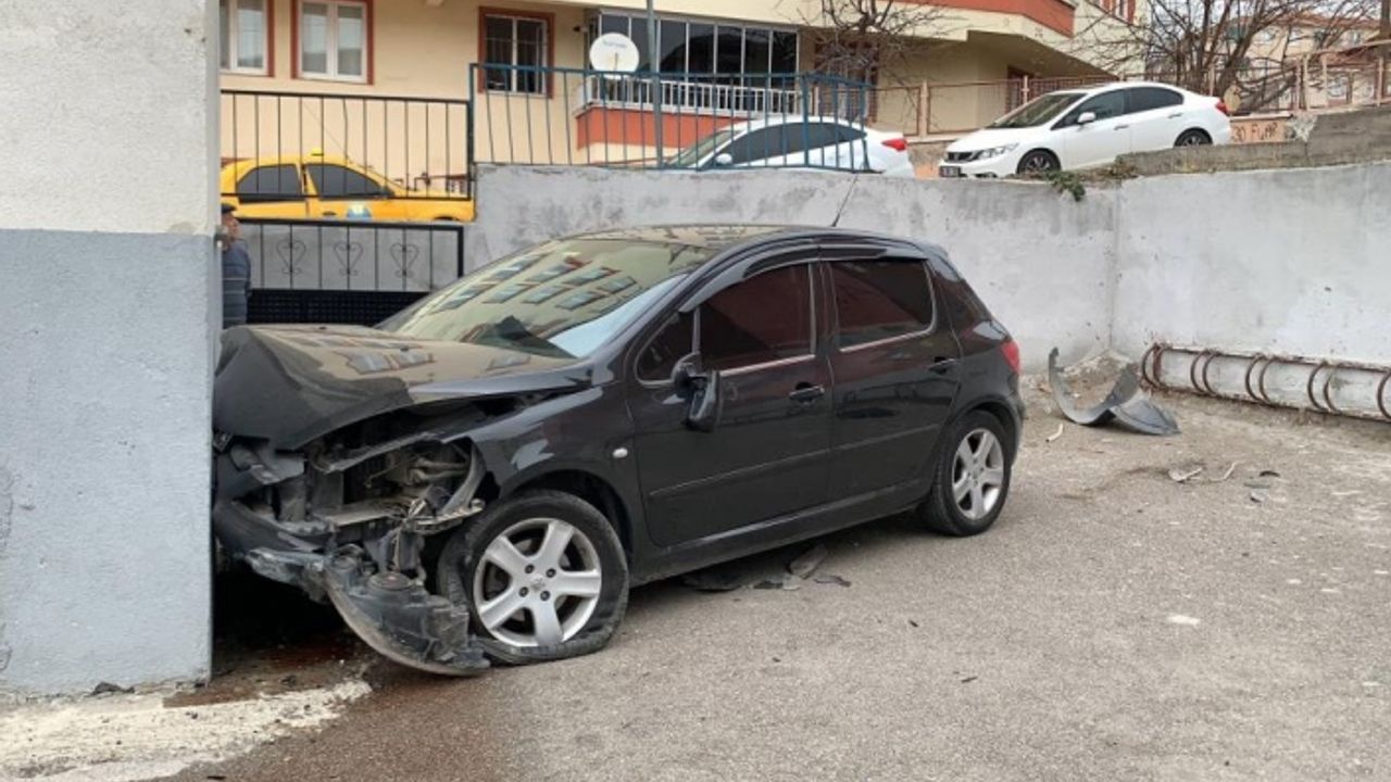 Çorum'da kontrolden çıkan araç okul bahçesine uçtu