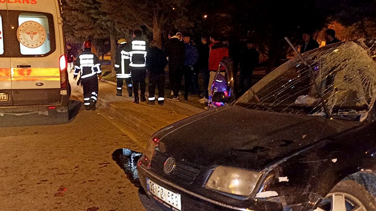 Çorum’da ağaca çarpan otomobildeki 5 kişi yaralandı