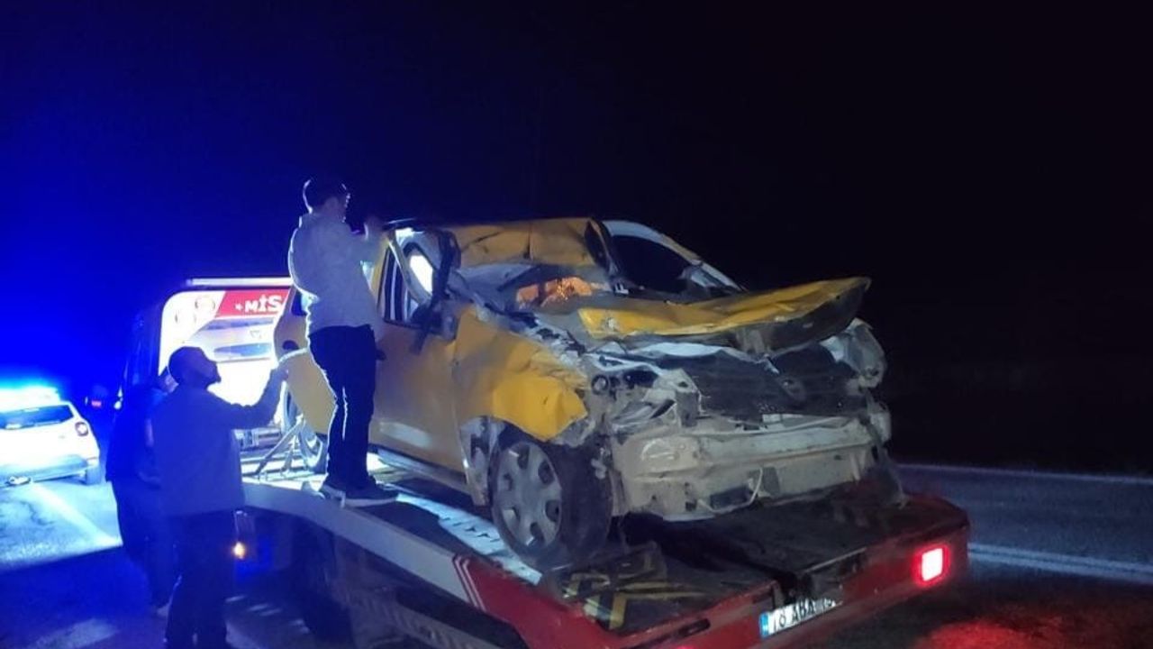 Tır'a çarpan taksi sürücüsü yaralandı