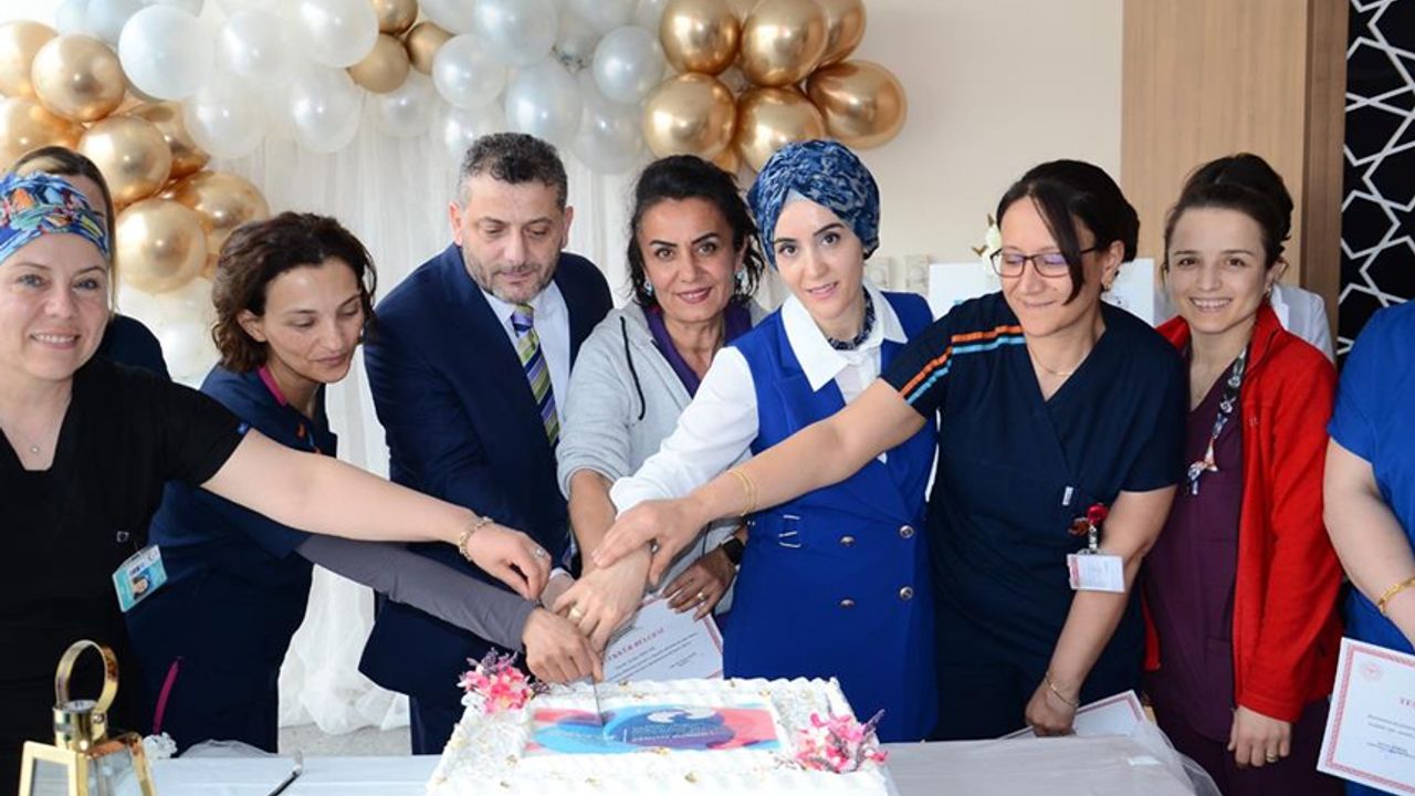 Hastane'de ebelere pastalı kutlama