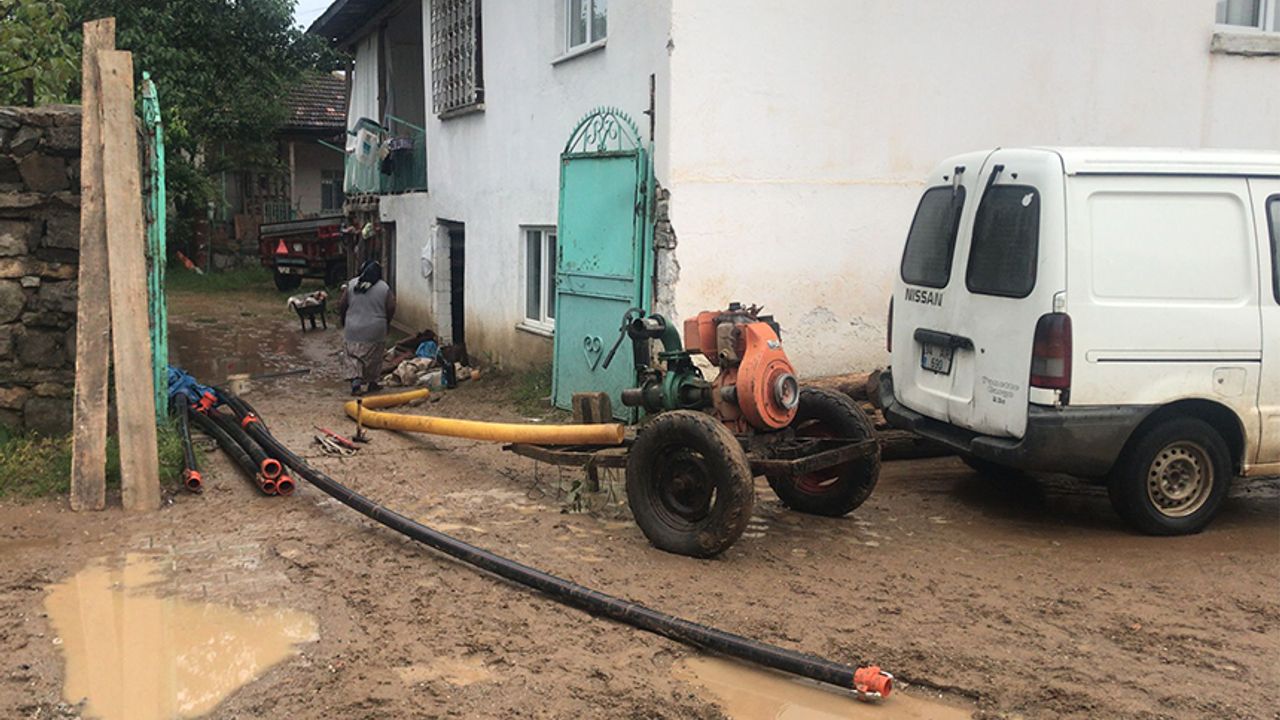 Kalehisar'da sağanak nedeniyle 2 ahır yıkıldı, 2 evi su bastı