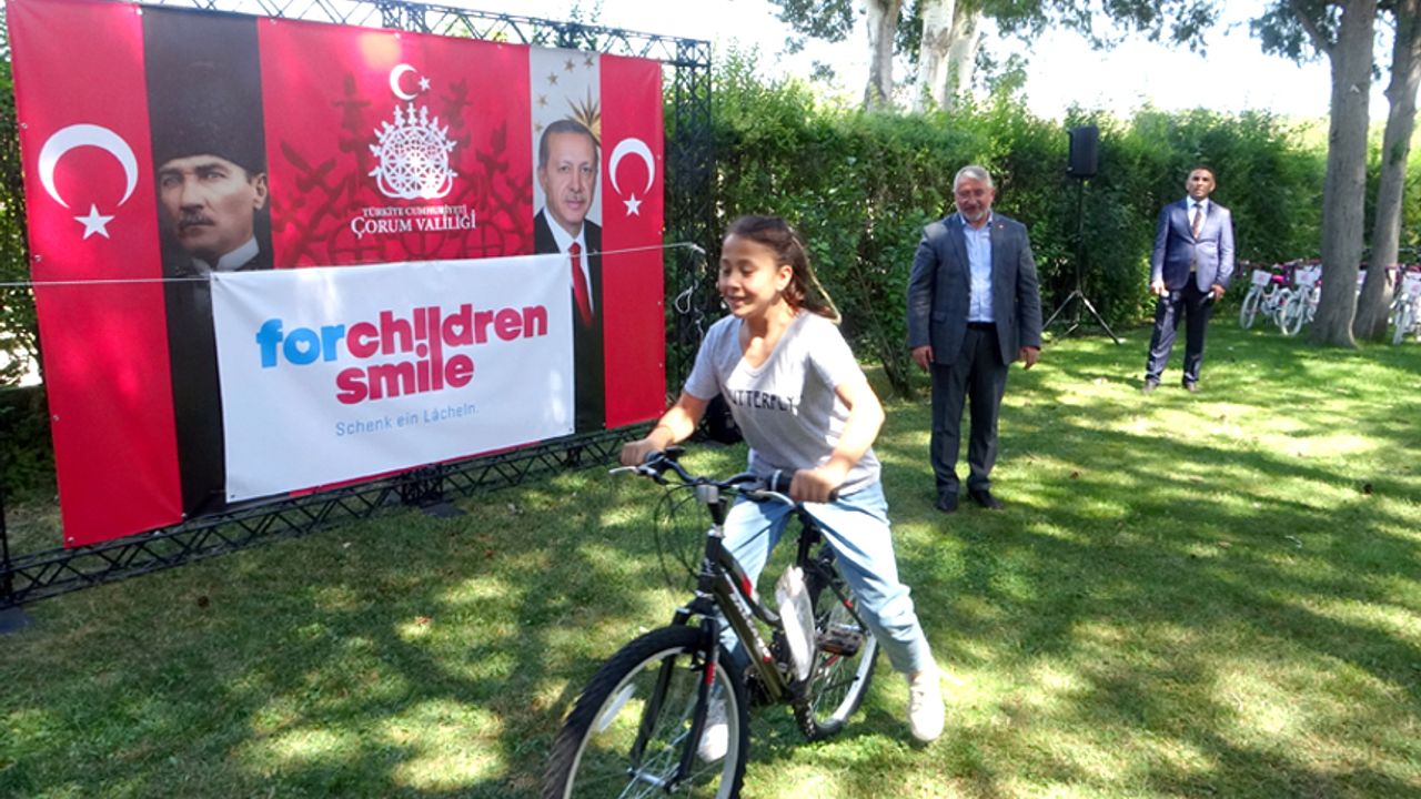 ‘For Children Smile’  200 bisiklet hediye etti