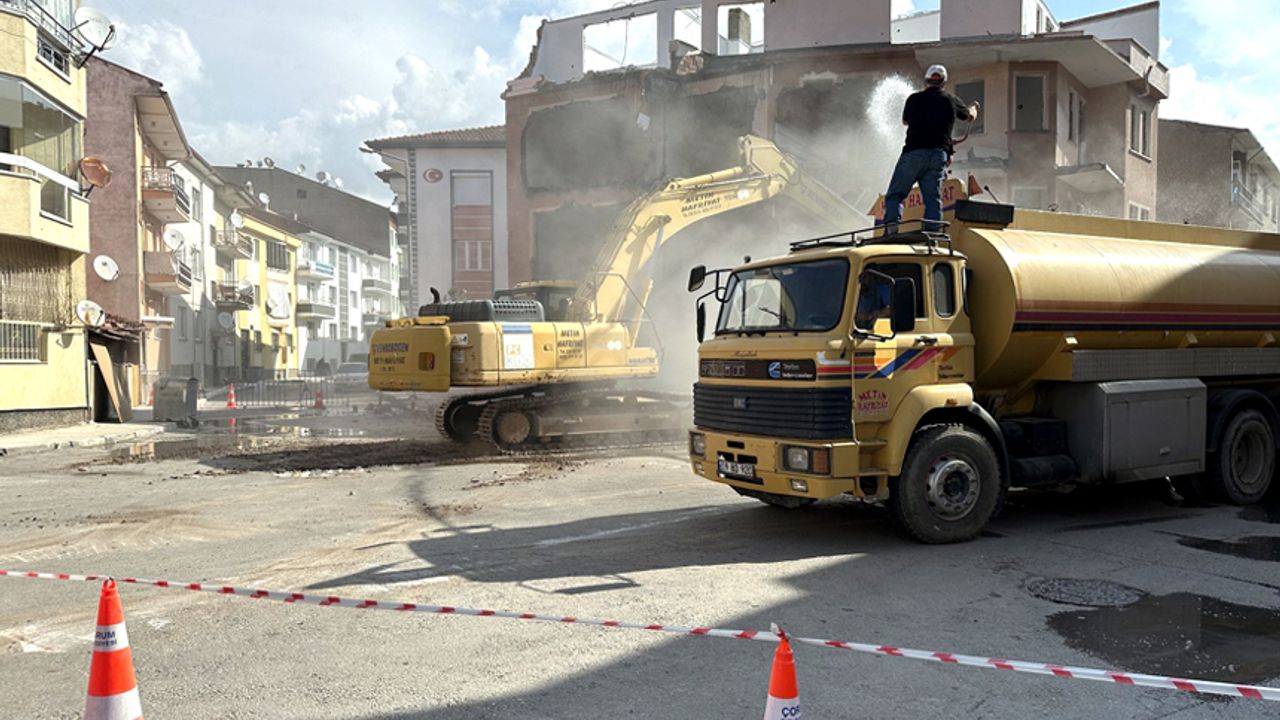 Recep Tayyip Erdoğan Caddesi'nde 3kamulaştırılan binalar yıkıldı
