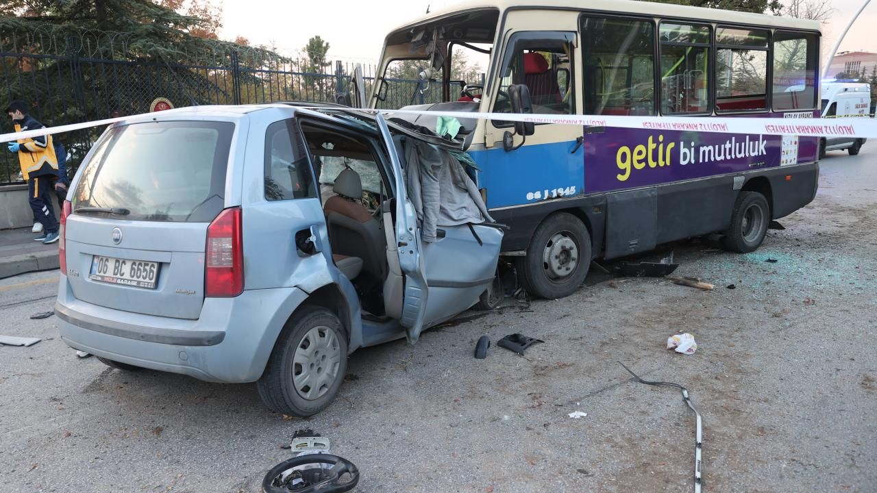 Otomobil ile dolmuşun çarpıştığı kazada 1 kişi öldü, 14 kişi yaralandı