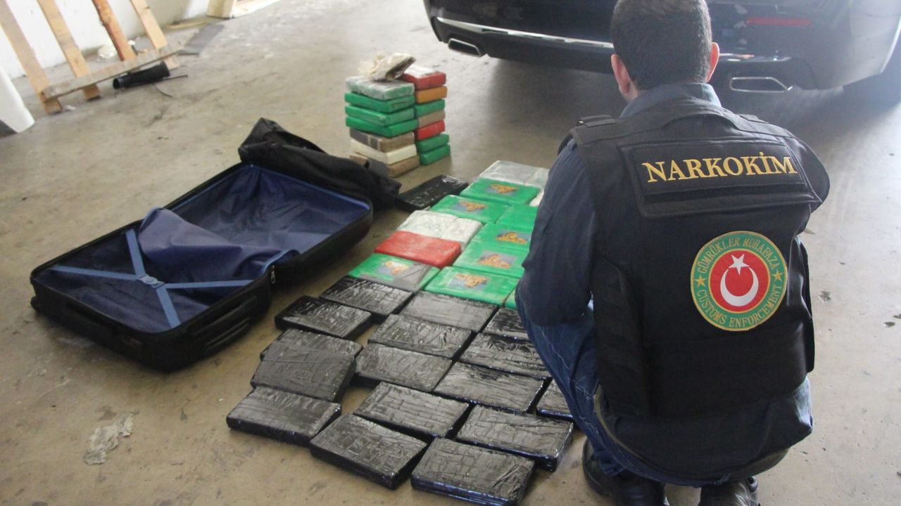 Sınır Kapısı'nda Diplomatik Araçta 54 Kilo Kokain Yakalandı