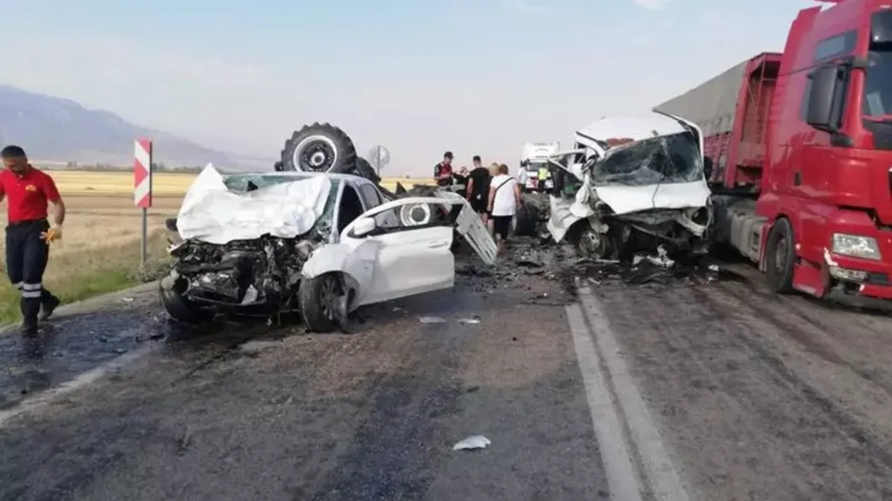 İki otomobilin çarpıştığı kazada bir kişi öldü, iki kişi yaralandı
