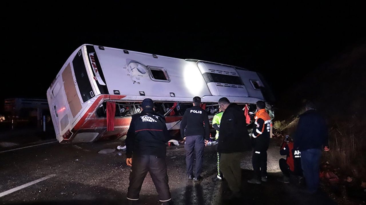 Yolcu otobüsü devrildi: 8’i ağır 38 yaralı