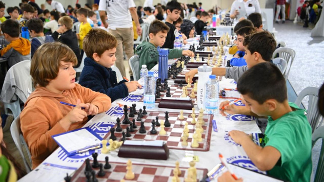 81 ilden 700 sporcunun katıldığı satranç turnuvası  başladı