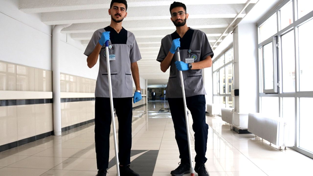 2 tıp öğrencisi okudukları üniversiteye temizlik personeli olarak atandı