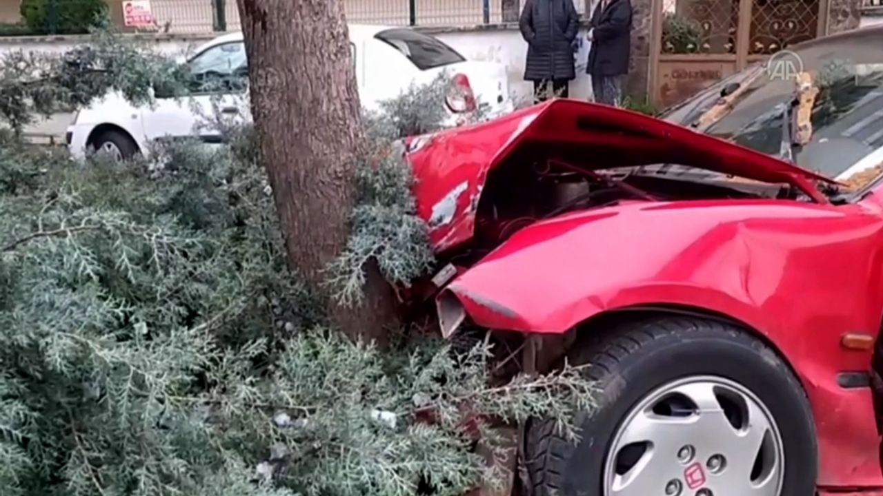 Çorum'da ağaca çarpan otomobilin sürücüsü yaralandı