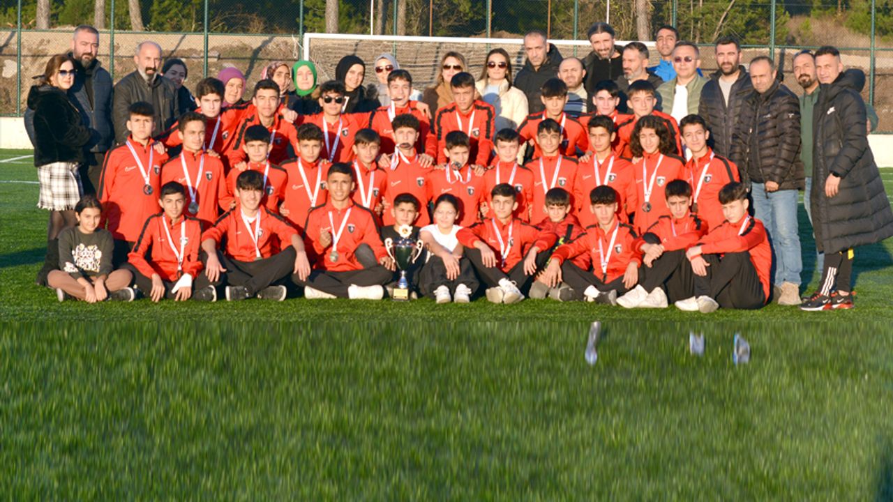 Çorum Anadolu FK U 15 şampiyonluk kupasını aldı
