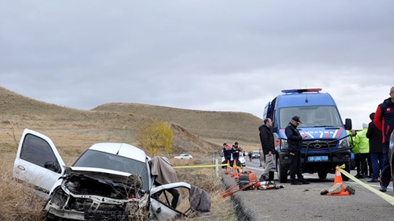 Yozgat'ta devrilen otomobildeki 3 kişi öldü, 3 kişi yaralandı