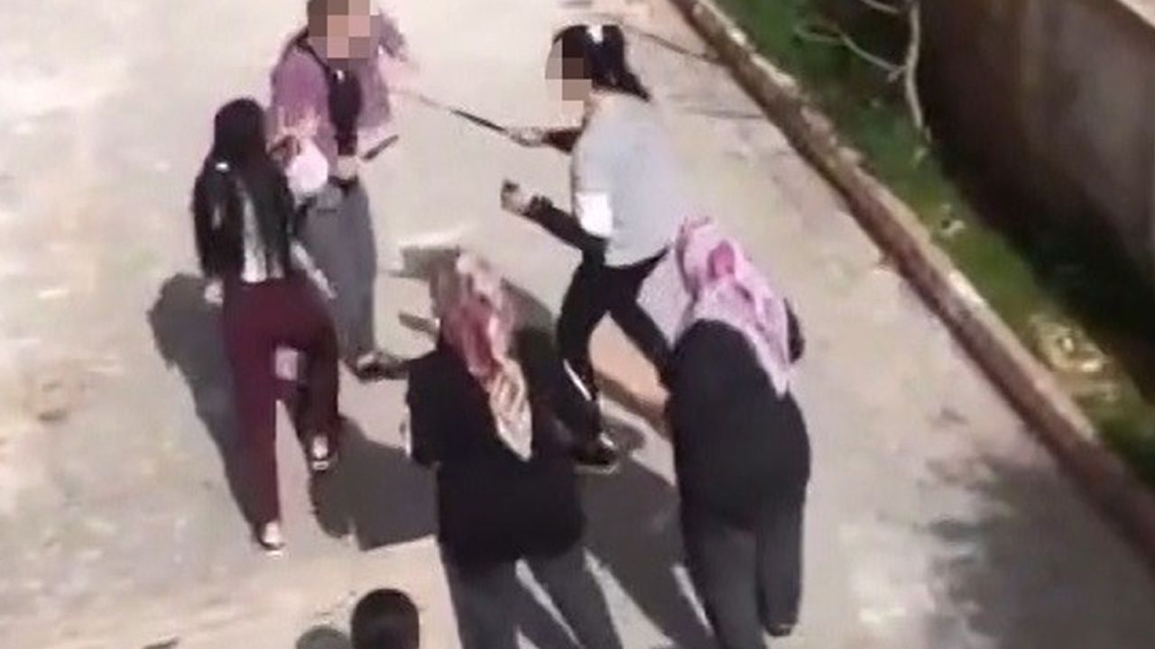 Kadınların bıçaklı sopalı kavgası kameraya yansıdı