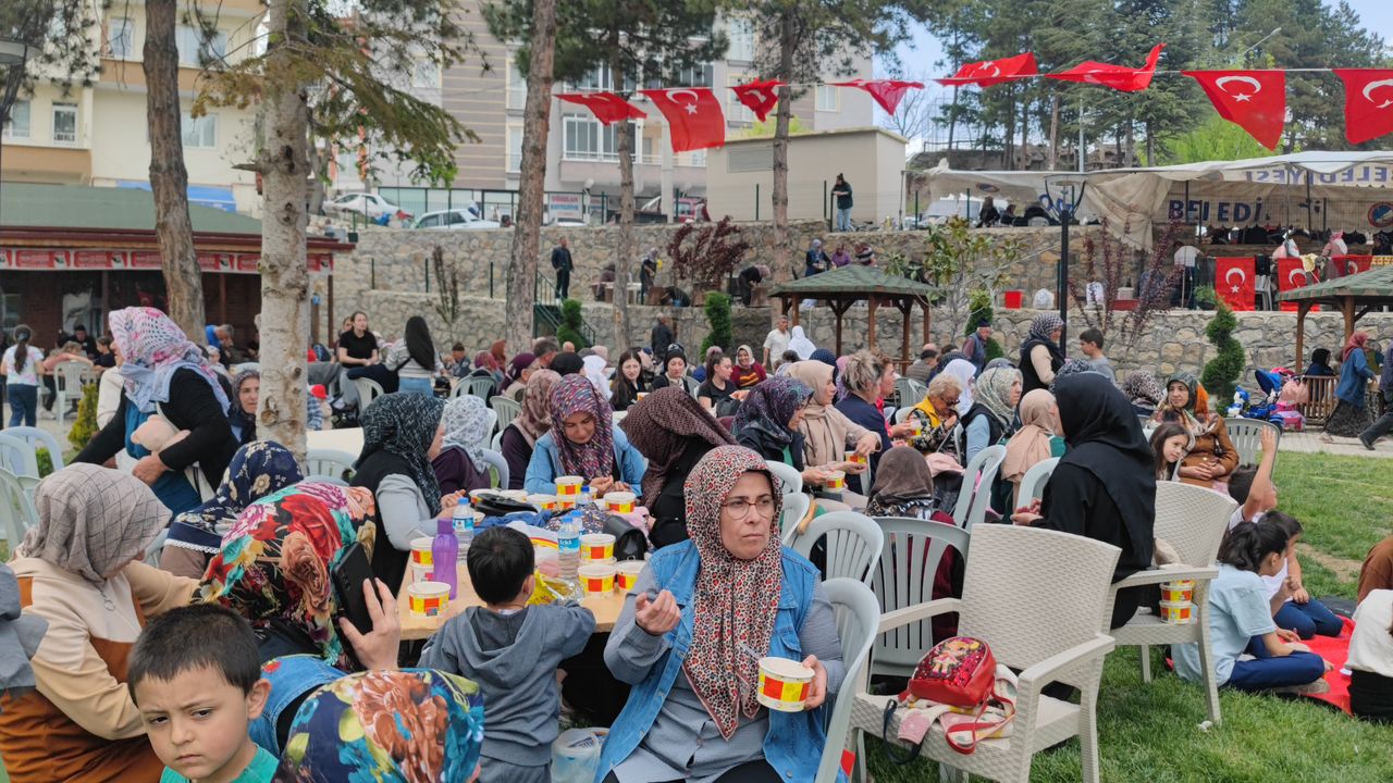 İmece usulü pişirilen 12 kazan aşure vatandaşlara dağıtıldı