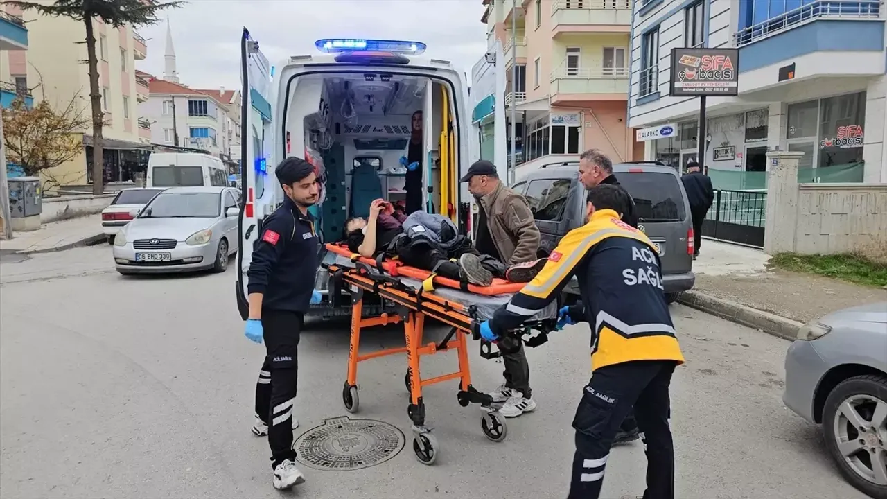 Arkadaşını bıçakla yaraladı