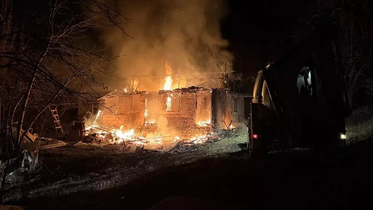 Yangında ev ve depo kullanılamaz hale geldi