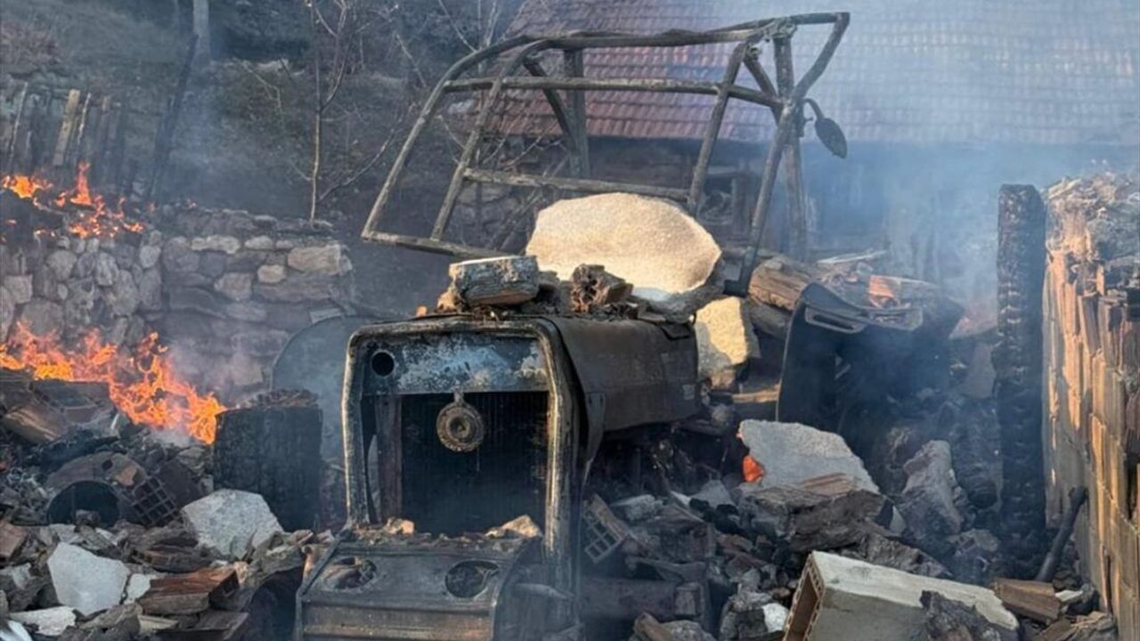 Çorum'da yangın: Ev, samanlık ve traktör yandı