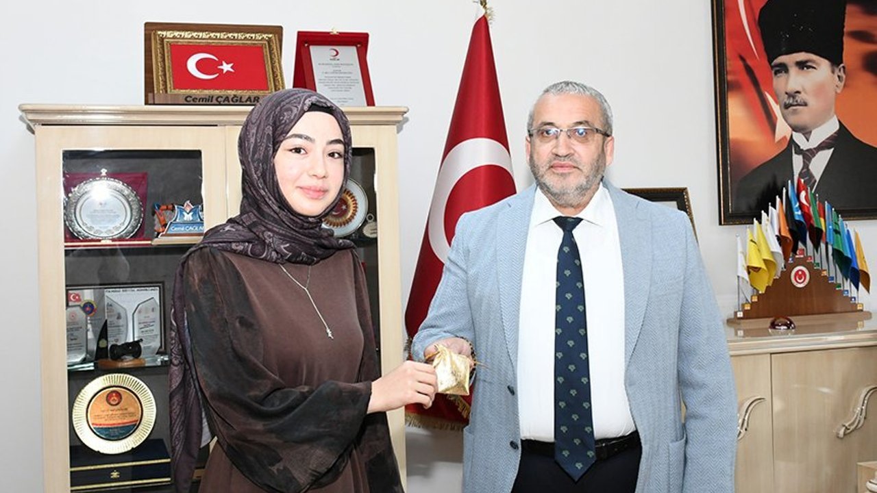 Cemil Çağlar’dan Türkiye  birincisi öğrenciye ödül