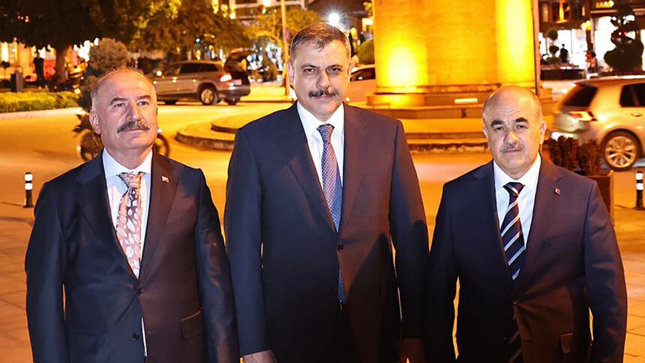 Çorum’un son üç Valisi aynı karede