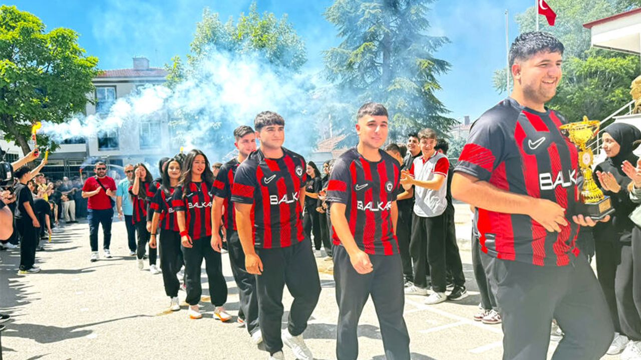 Şampiyonlara coşkulu karşılama