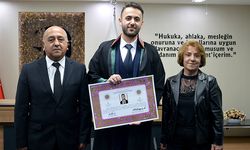 Genç avukat cübbe giydi
