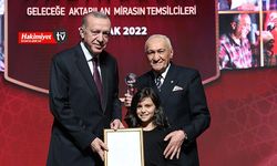 Hasan Tuluk ödülünü Cumhurbaşkanı'ndan aldı